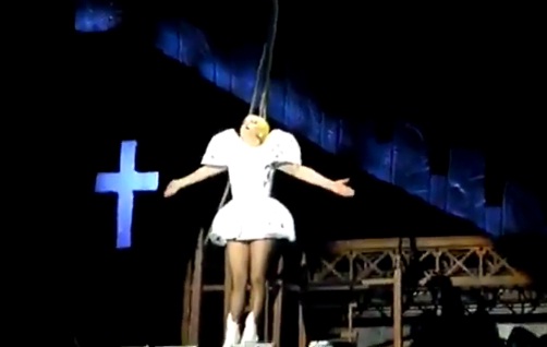 Lady Gaga se prend une barre de fer en pleine tête ! (PHOTO ET VIDEO)