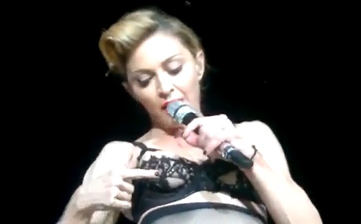 Madonna exhibe un téton en plein concert ! (VIDEO)