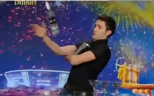 L’Ukraine a un incroyable Barman Jongleur ! (VIDEO)