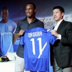 Didier Drogba accueilli en héros à Shanghai (VIDEO)