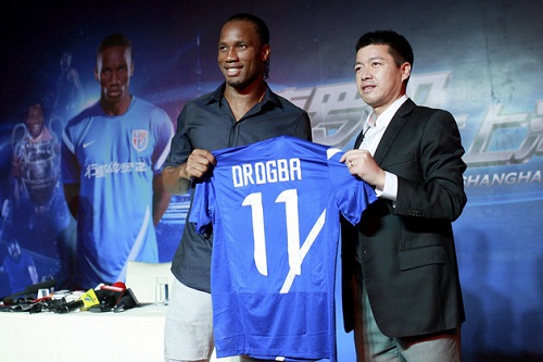 Didier Drogba accueilli en héros à Shanghai (VIDEO)