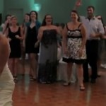 Elle se vautre en essayant d&rsquo;attraper le bouquet de la mariée (VIDEO)