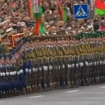 Biélorussie : La parade des soldats dominos (VIDEO)
