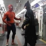 Spiderman et Batman se battent dans le métro (VIDEO)