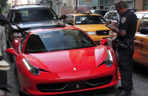Un New Yorkais roule exprès sur le pied d’un policier avec sa Ferrari (VIDEO)