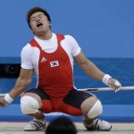 JO 2012 : un haltérophile se déboîte le coude (VIDEO)