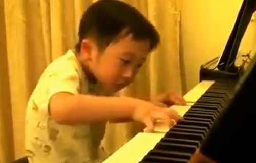 4 ans et déjà un génie du piano (VIDEO)