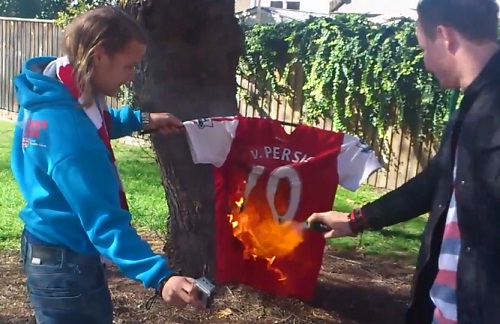 Van Persie signe à Manchester U, des supporters d’Arsenal brûlent son maillot (VIDEO)