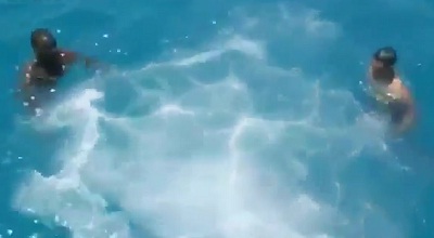 Un jamaïcain se jette à la mer alors qu’il ne sait pas nager (VIDEO)