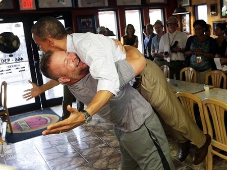 Barack Obama porté par le patron d’une pizzeria (VIDEO)