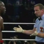 Un boxeur britannique frappe un arbitre par frustration (VIDEO)