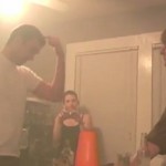 L’idiot du jour : il demande à son pote de lui casser une bouteille sur la tête (VIDEO)