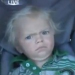 Un bébé effrayé par un journaliste (VIDEO)