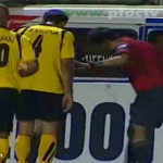 En Iran, les supporters jettent des grenades sur le terrain (VIDEO)