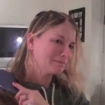 Atteinte d&rsquo;un cancer, elle filme ses cheveux qui tombent (VIDEO)