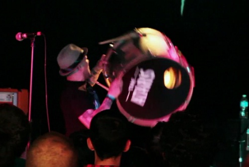 Le leader d&rsquo;un groupe pète les plombs et s&rsquo;en prend à son batteur en plein concert (VIDEO)