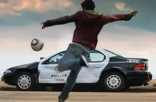 David Villa détruit une voiture de police pour Need For Speed (VIDEO)