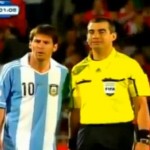Insolite : L’arbitre prend une photo avec Messi (VIDEO)