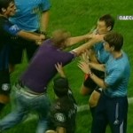 Ukraine : Un supporter descend sur le terrain et attaque un arbitre (VIDEO)