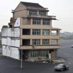 Chine : une maison au milieu d’une autoroute (VIDEO)