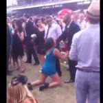Une femme ivre agresse des spectateurs (VIDEO)
