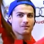 Cristiano Ronaldo tombe sous le charme d&rsquo;une hôtesse (VIDEO)
