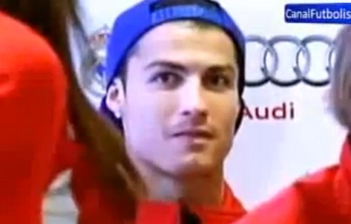 Cristiano Ronaldo tombe sous le charme d’une hôtesse (VIDEO)