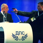 Il tente de tuer un homme politique en plein discours (VIDEO)