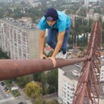 Russie : Il escalade une grue sans aucune sécurité (VIDEO)