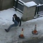 Il filme les passants glisser sur un trottoir verglacé (VIDEO)