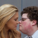 Super Bowl 2013 : Bar Refaeli embrasse un geek (VIDEO)