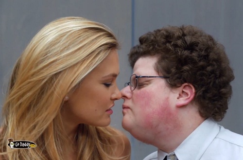 Super Bowl 2013 : Bar Refaeli embrasse un geek (VIDEO)