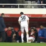 Un joueur oublie de mettre son short avant de rentrer sur le terrain (VIDEO)