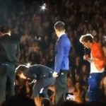 One Direction : Harry Styles victime d&rsquo;un lancer de chaussures (VIDEO)