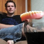 Obligé de porter un dentier à 25 ans à cause de son addiction au Coca-Cola