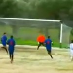 Foot : une frappe et 4 poteaux (VIDEO)