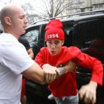 Justin Bieber tente de frapper un paparazzi (VIDEO)