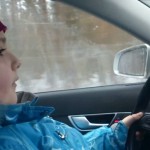 Russie : Fillette de 8 ans qui roule à 100 km/h (VIDEO)