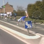 Paris – Roubaix 2013 : spectaculaire chute de Yoann Offredo (VIDEO)