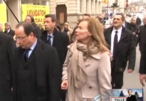 Agacée, Valérie Trierweiler tire la capuche d’un cameraman (VIDEO)