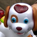 Bobby : le chien en plastique au vocabulaire osé (VIDEO)