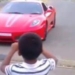 Un homme laisse son fils de 9 ans conduire sa Ferrari F 430 (VIDEO)