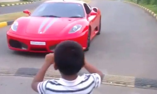 Un homme laisse son fils de 9 ans conduire sa Ferrari F 430 (VIDEO)