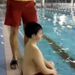Mettre un bonnet de piscine en 1 seconde (VIDEO)