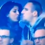 Ribéry s&rsquo;essuie la bouche après un bisou avec sa femme (VIDEO)