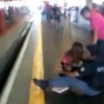 Elle échappe de peu à la mort en voulant récupérer son portable tombé sur les rails (VIDEO)