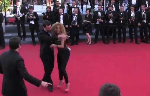 Cannes 2013 : Afida Turner se fait virer du tapis rouge (VIDEO)