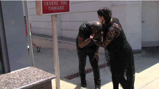 Kanye West se prend un panneau de signalisation en pleine gueule (VIDEO)
