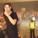 Skrillex se cogne la tête et se ramasse sur scène (VIDEO)