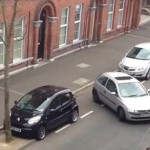 Une femme met 15 minutes pour faire son créneau (VIDEO)